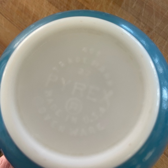 Vintage Pyrex Primary Color Mixing Bowl Set - Picture 4 of 10